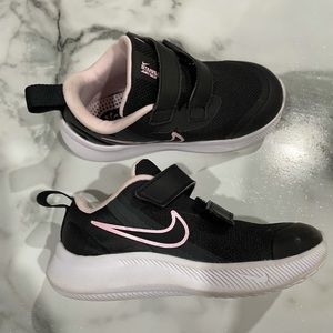 GUC Toddler Girls Nike Velcro Shoes Size 8C
